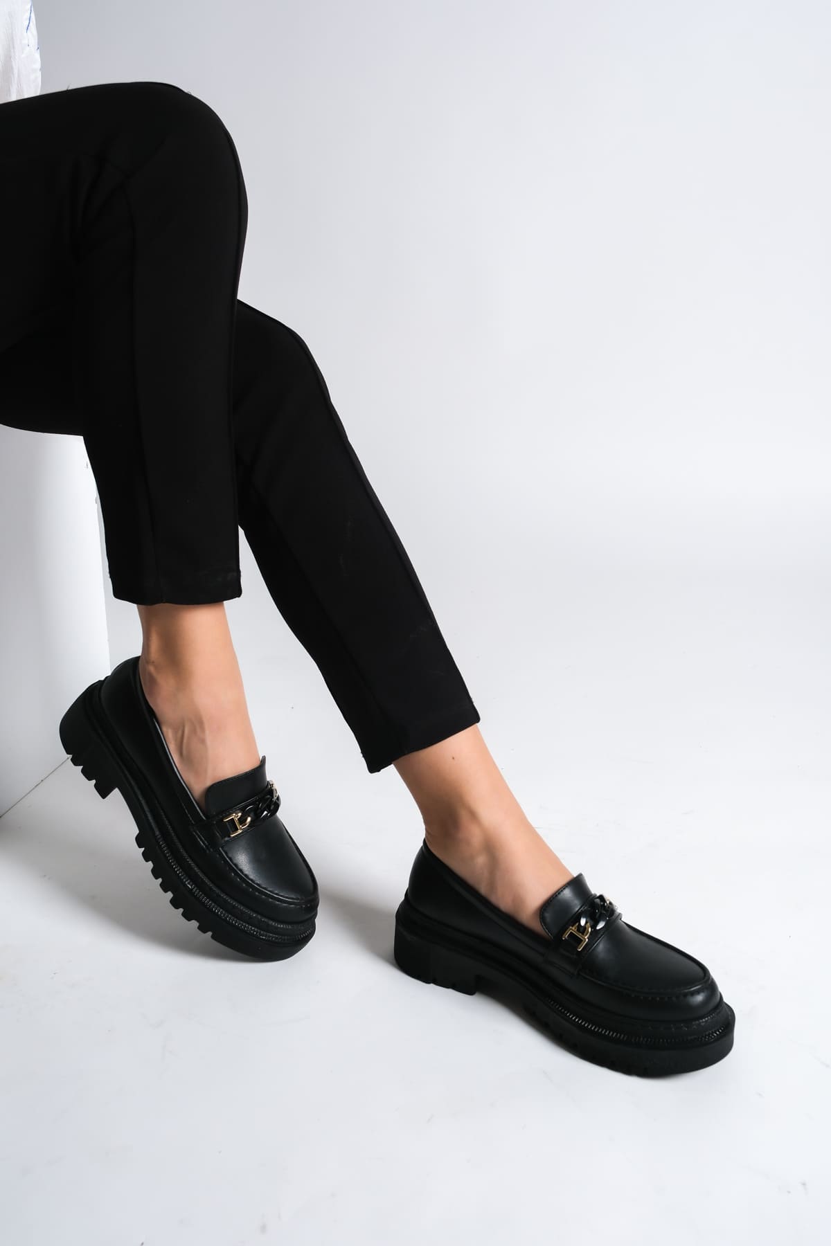 Lisinya948  Bağcıksız Ortopedik Taban Zincir Detaylı Oxford Loafer Makosen Kadın Ayakkabı ST Siyah