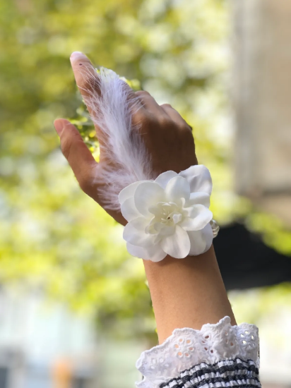 Bride to be Nedime Gelin Bilekliği Tüy ve İnci Boncuk Detaylı Beyaz Renkli Bekarlığa Veda Partisi Bilekliği 10 Adet (Lisinya)