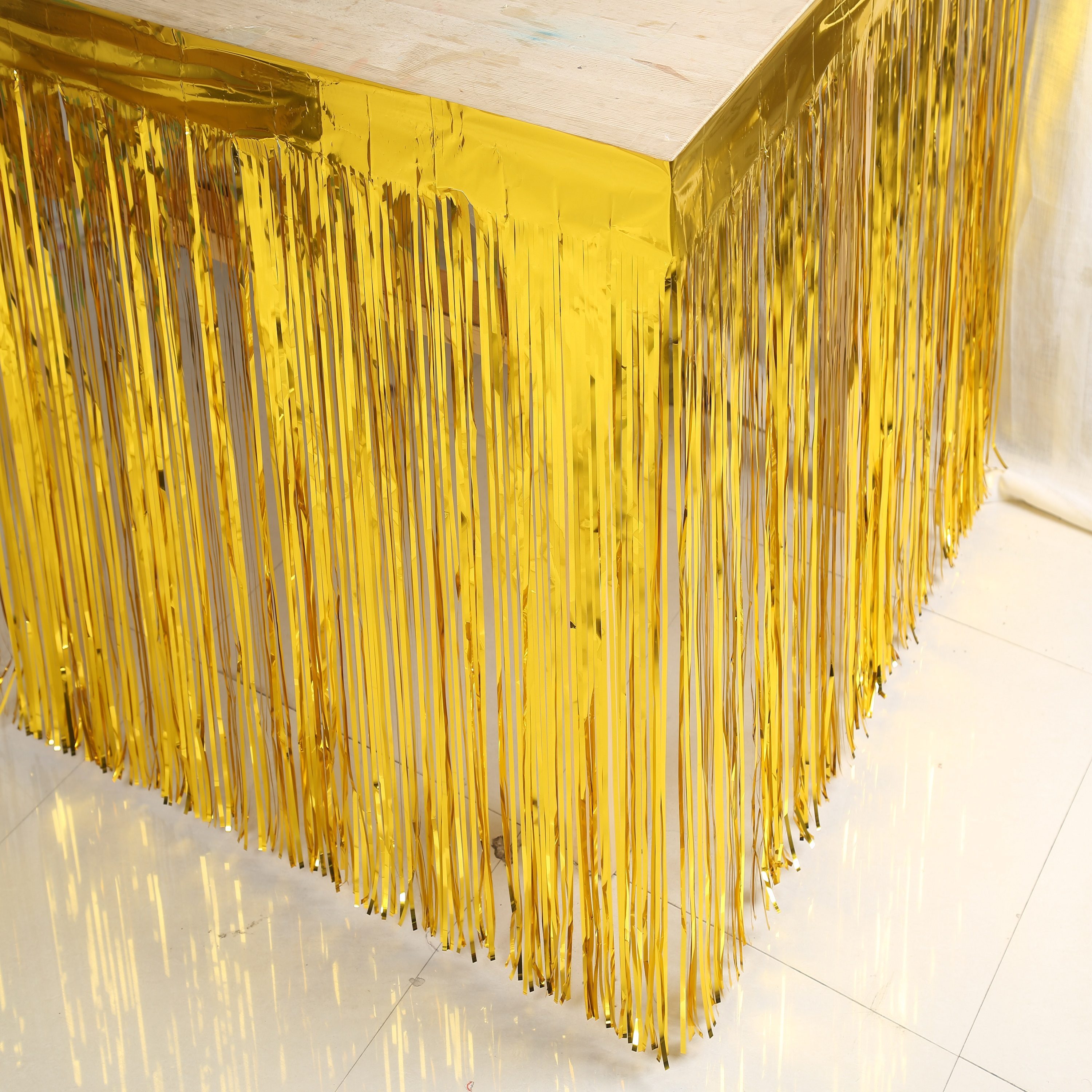 Püsküllü Işıltılı Metalize Altın Renk Masa Eteği 75 cm x 4 m (Lisinya)