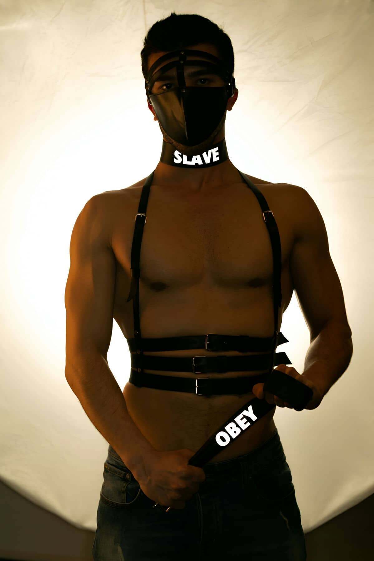 Lisinya41 SLAVE ve OBEY Baskılı Reflektörlü Deri Choker - Ürün Rengi:Siyah